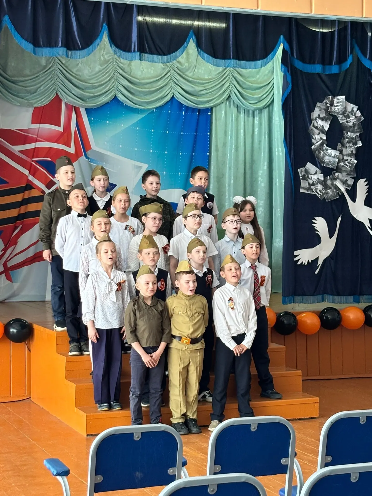 «А песни тоже воевали…» 🎶⭐

Говорят, когда грохочут пушки, музы молчат. Но в годы Великой Отечестве