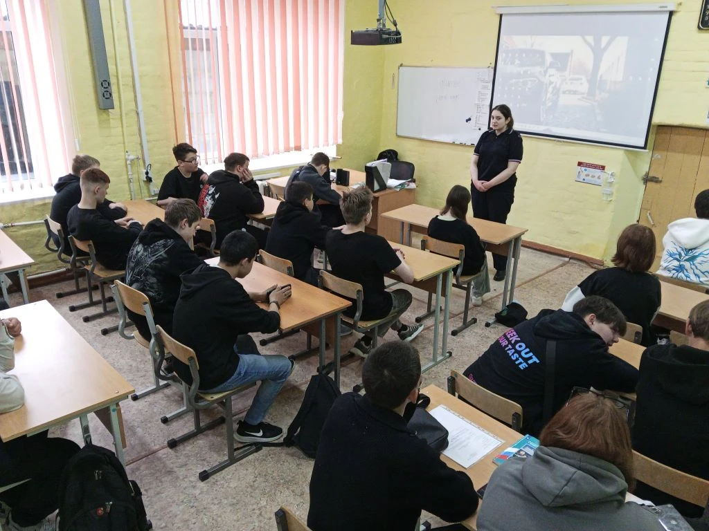 Сегодня в нашей школе состоялась профилактическая беседа обучающихся 8-9 классов с инсп...