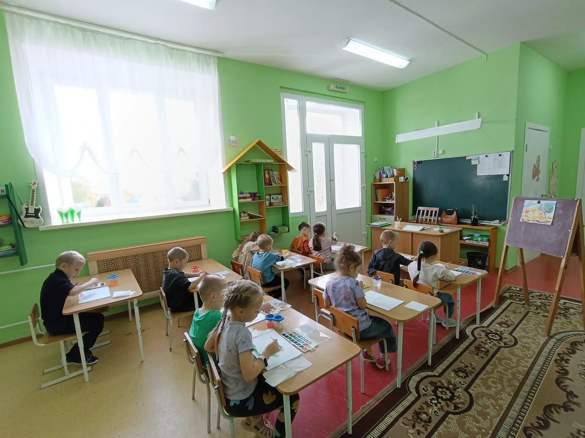 В старшей группе "Пчёлки" прошло рисование "Осенний лес"