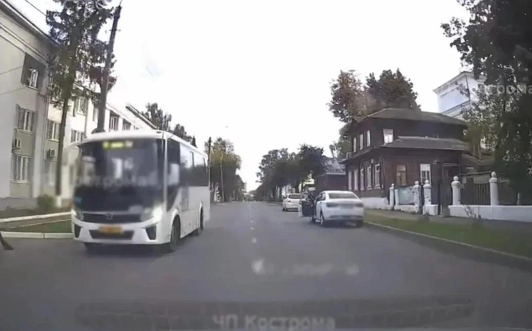 👀Водитель автобуса поехал по «встречке» на односторонней улице и получил штраф