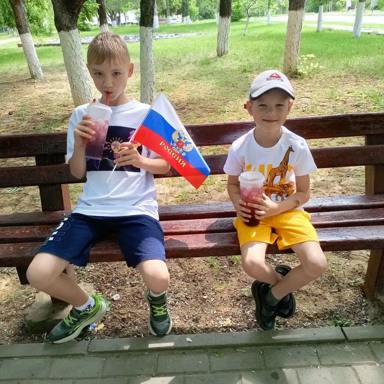 Донченко Денис, 7 класс и Михайлюков Макар, 2 класс участвуют в акции, приуроченной ко ...