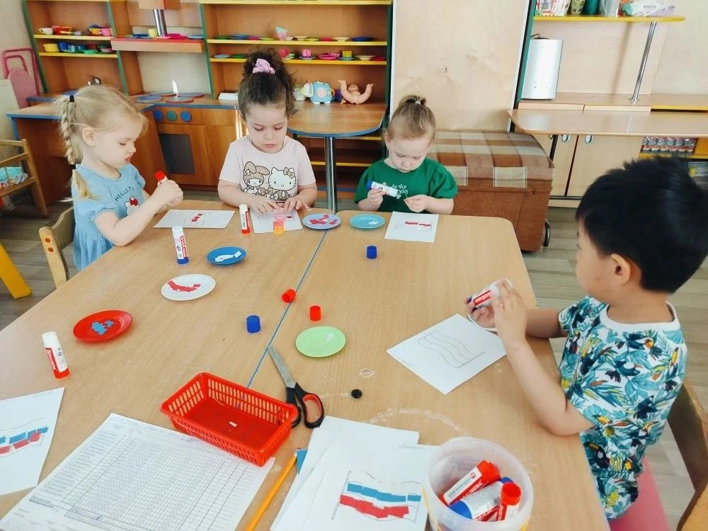 В рамках тематической недели, посвящённой Дню России, педагоги для воспитанников младшей группы орга