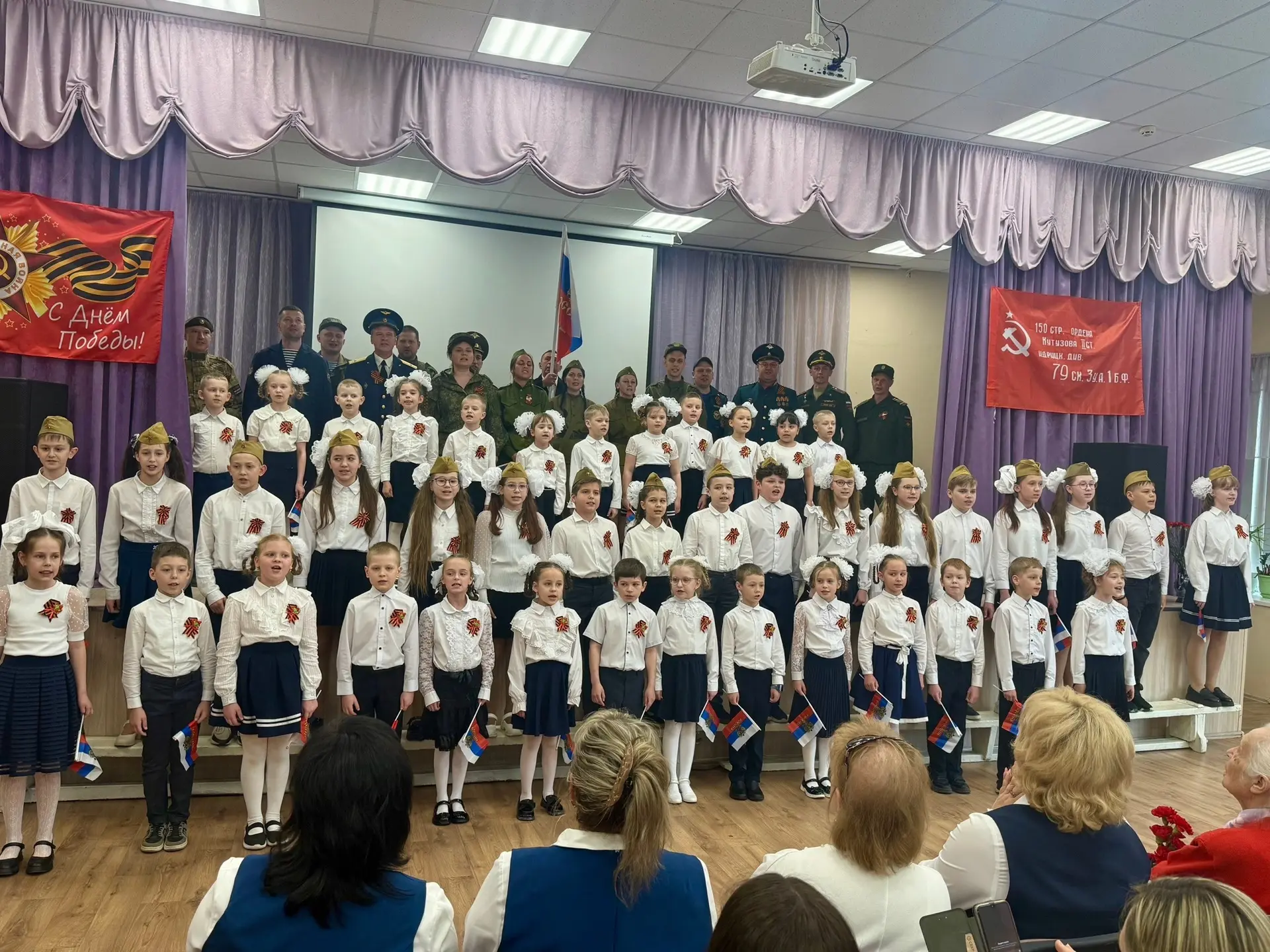 🎖️Фестиваль военной песни

🎤В среду в нашей школе № 26 стартовал традиционный фестиваль военной пе