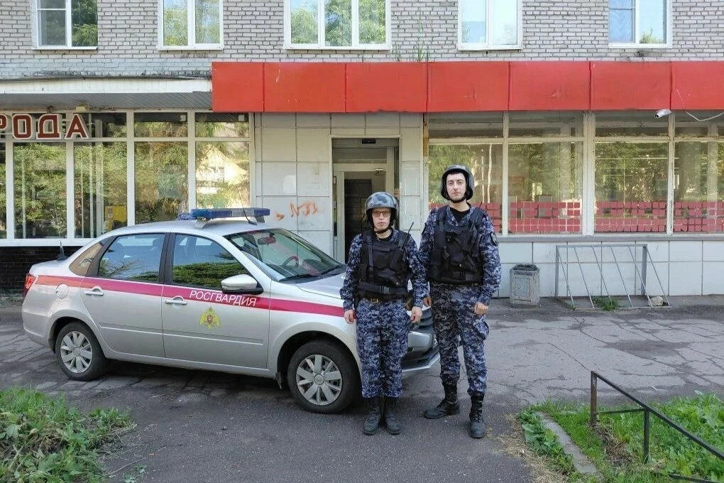 В Волхове росгвардейцы задержали мужчину, который проник в закрытый супермаркет на Волгоградской ули