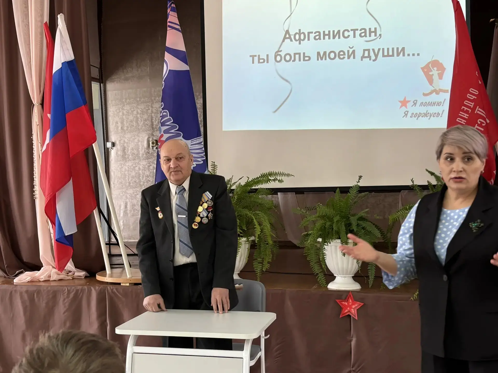 👫🇷🇺 В актовом зале 1 школы г. Острогожска прошла встреча старшеклассников с В. Н. Зазулиным, капитан