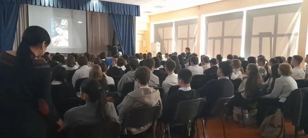 В  нашей школе  в рамках программ гражданско‑патриотического воспитания и профилактики экстремизма  