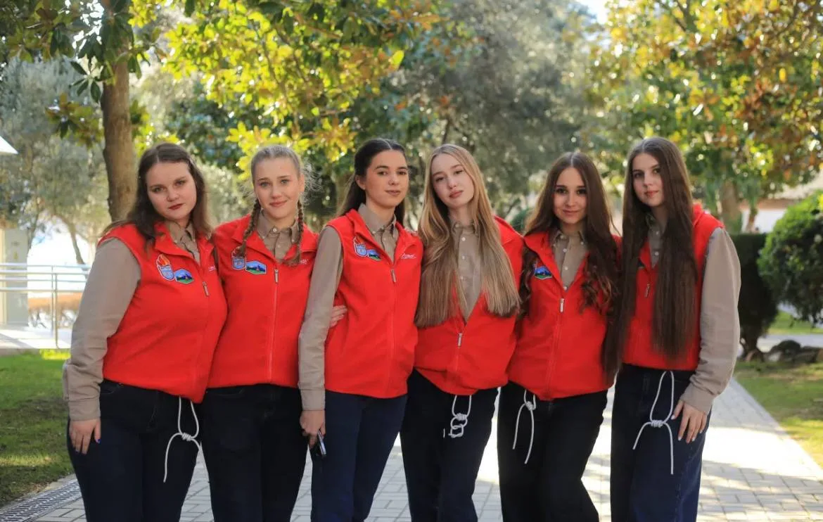 Ученица нашей школы Гребенникова Ольга побывала в «Артеке» на 2-й смене, которая называлась «Служить