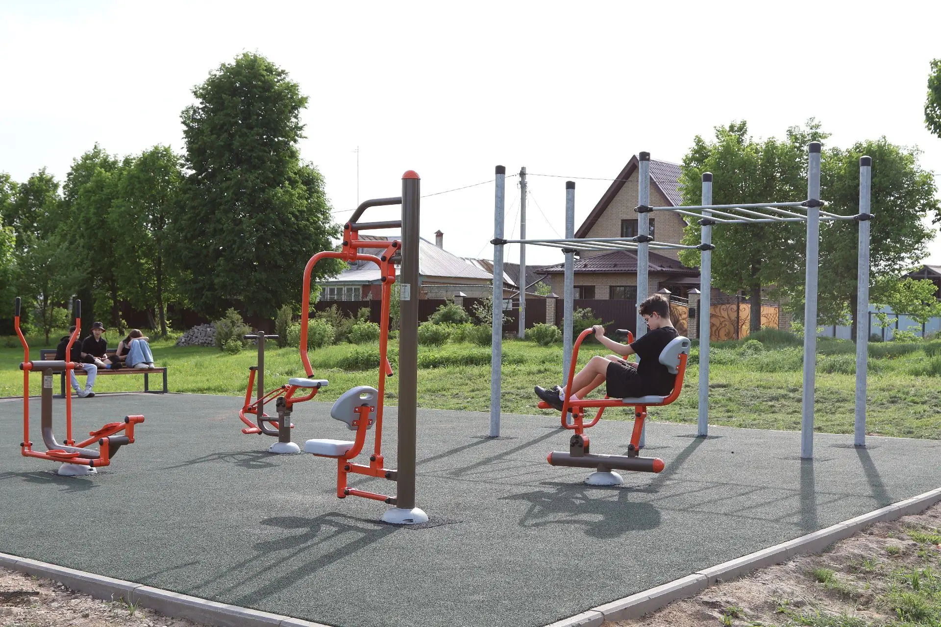 🏋️ Глава округа проверил благоустроенную воркаут-площадку в Мещерино  В селе Мещерино городского окр