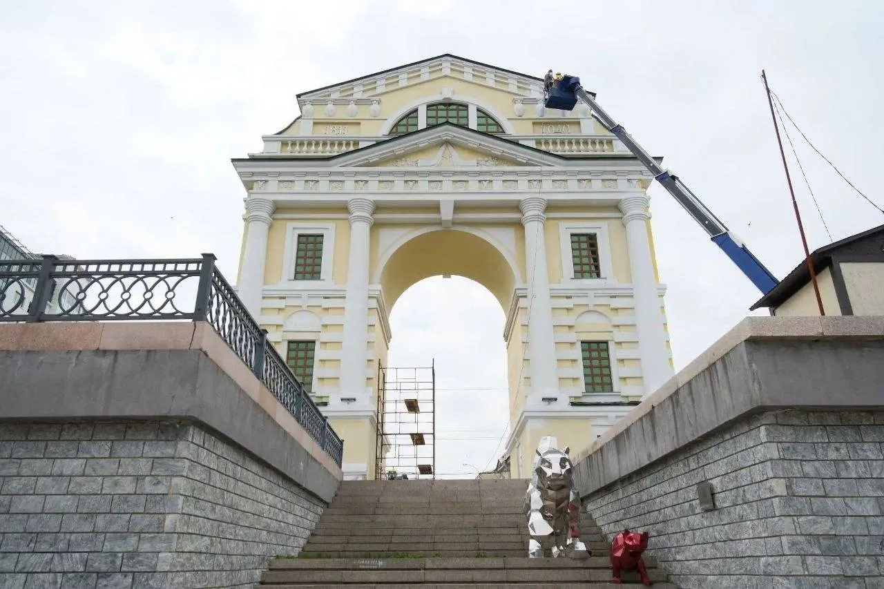 Московские ворота обновляют в Иркутске 🏛️

На Нижней набережной специалисты устраняют мелкие дефект