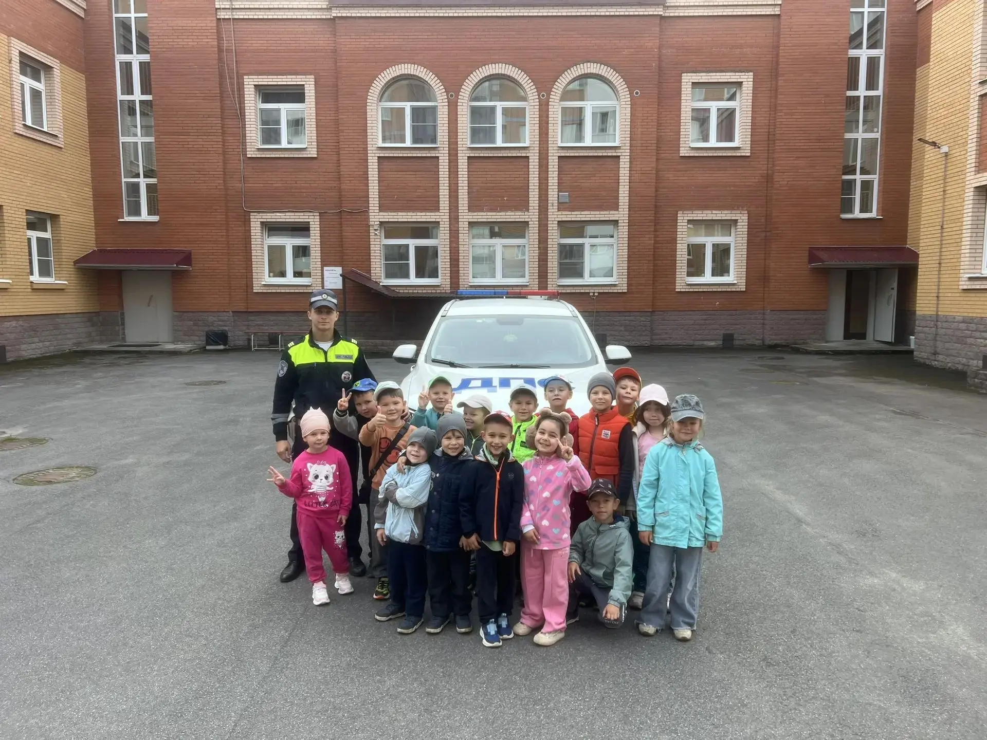 Сирена, рация и настоящий руль: у нас в гостях была машина ДПС! 🚓✨