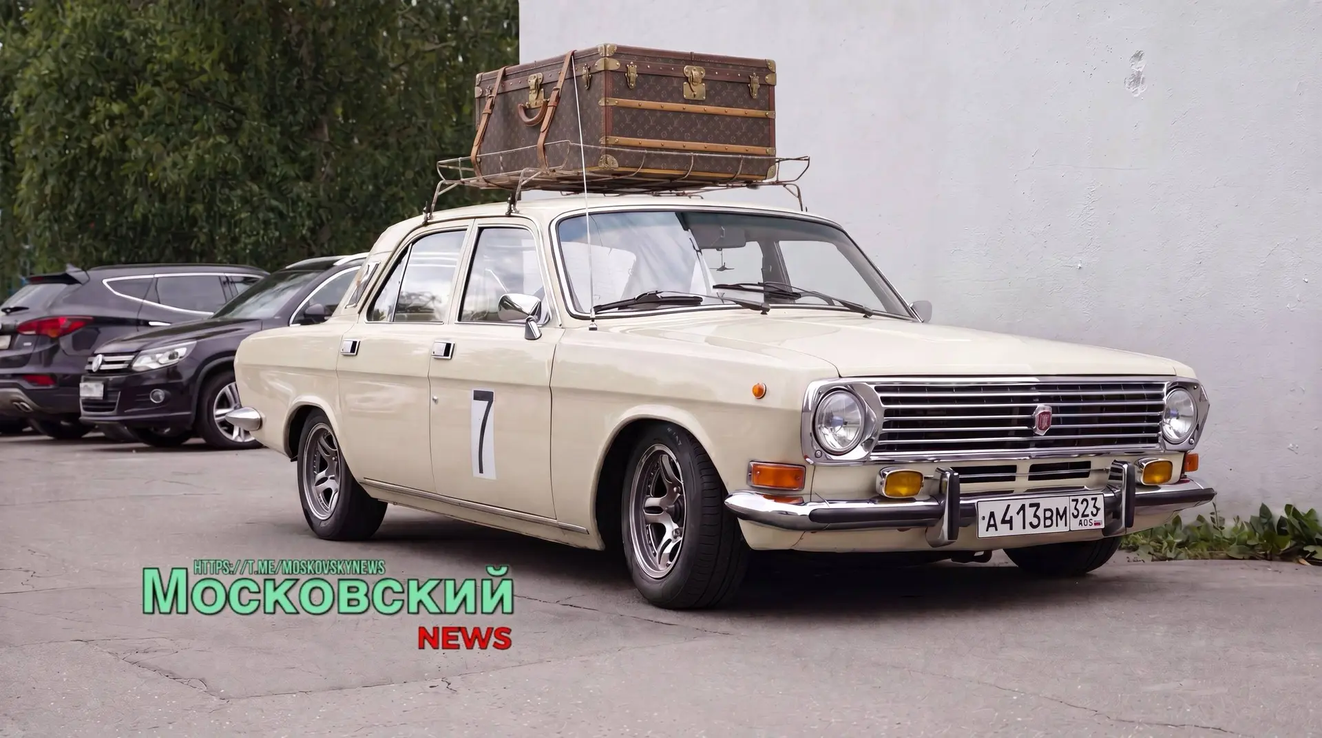 Гуляя по Московскому, встретили на улице интересный ретро-автомобиль — легендарную «Вол...