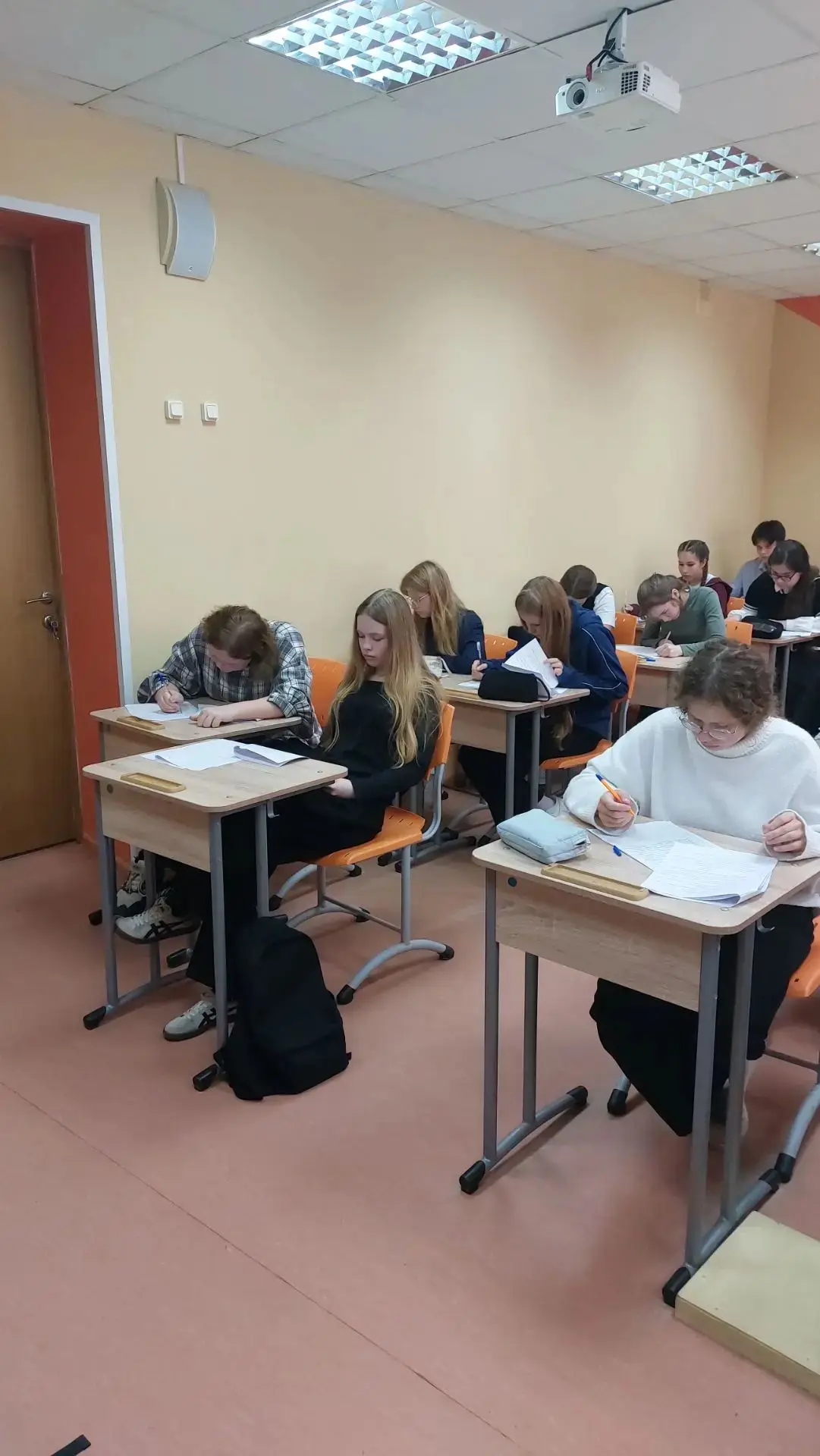 Сегодня 26 учеников школы приняли участие в школьном этапе олимпиады по литературе. Мы ...