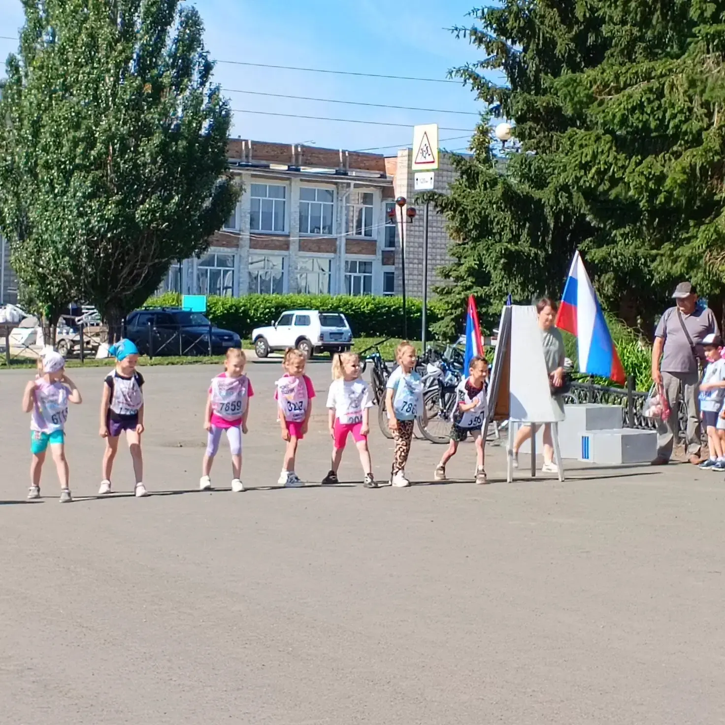 К Дню России в Колосовке прошёл легкоатлетический кросс. Наши воспитанницы Гельм Полина и Гуменюк Ан