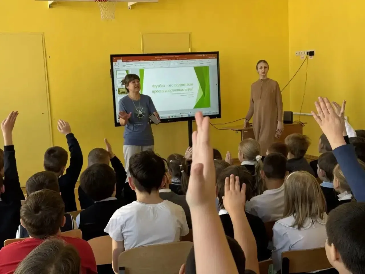 Накануне праздника «День защитника отечества», и в рамках фестиваля «Футбол в школе», в начальной шк
