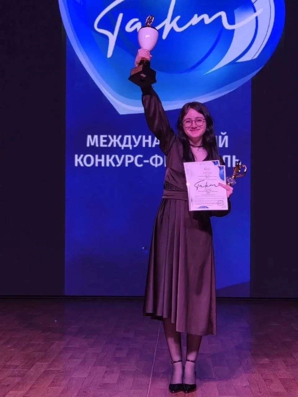 Поздравляем Мирзаеву Дарью (класс преподавателя Махотиной Алёны Викторовны) с победой в Международно