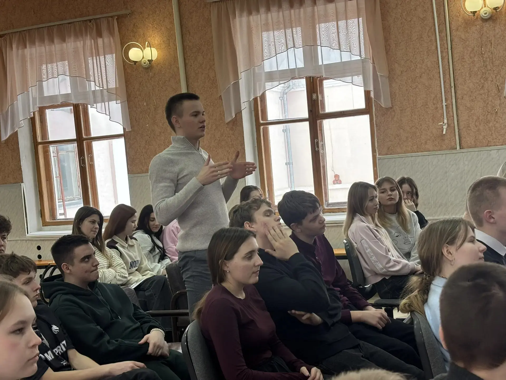 👫🇷🇺 В актовом зале 1 школы г. Острогожска прошла встреча старшеклассников с В. Н. Зазулиным, капитан