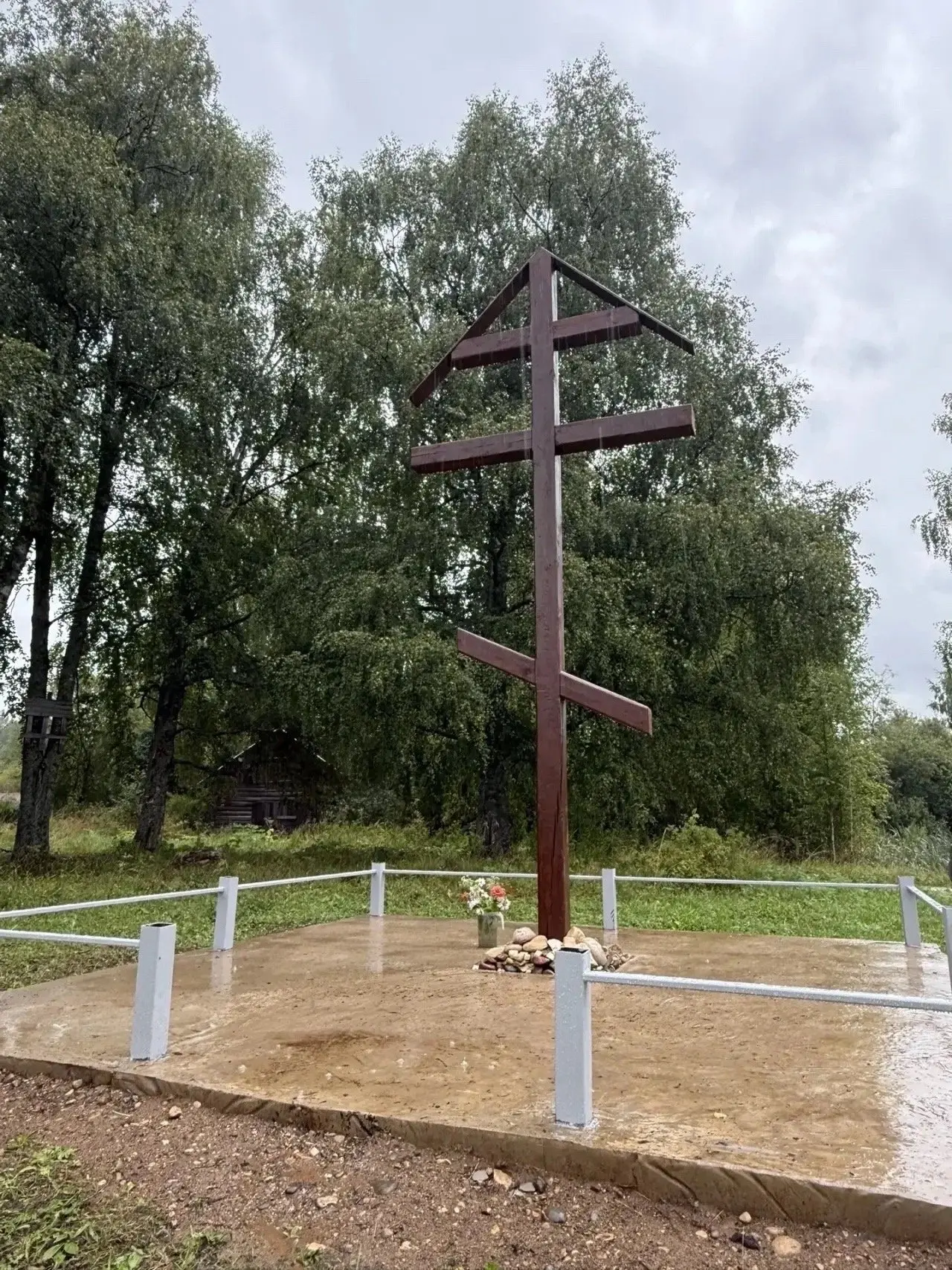 🕊️ В селе Павловское Вельского округа установлен и освящён поклонный крест. Он воздвиг...