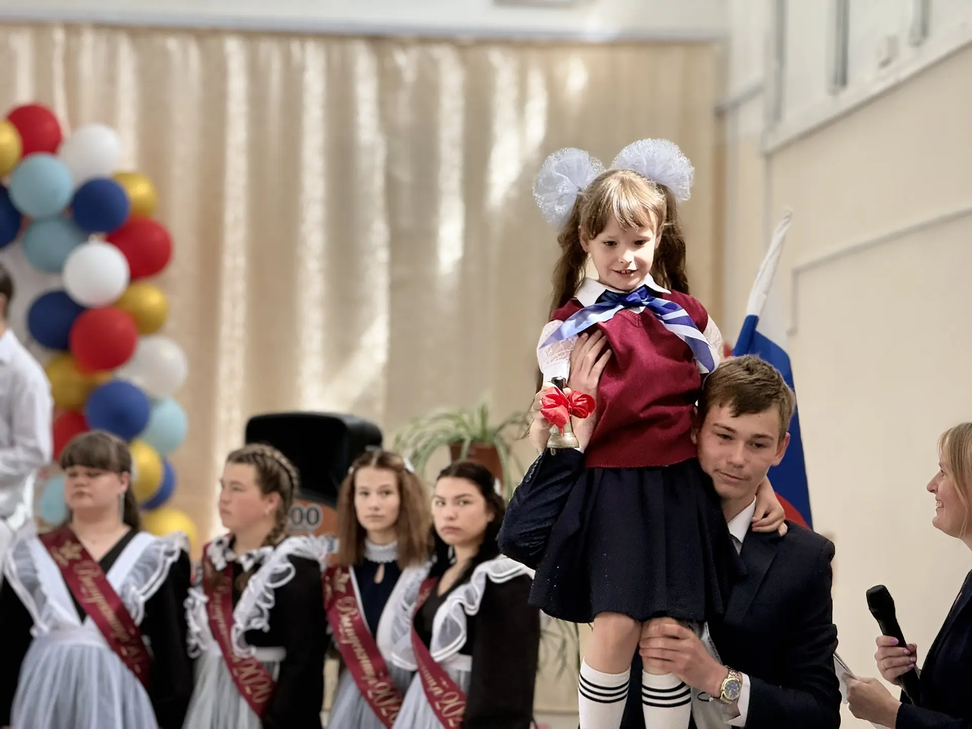 ЕДИНСТВО ПОКОЛЕНИЙ - ЕДИНСТВО СЕРДЕЦ 
🤍💙❤️

В Дубровской школе прошло знаменательное событие — про