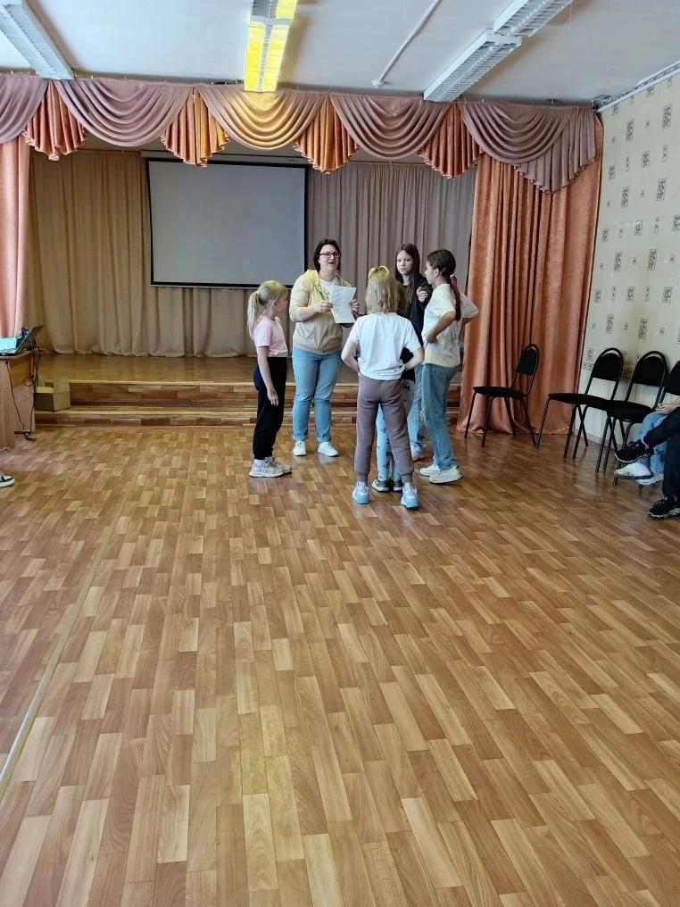Второй день в лагере "Бригантина" начался с поднятия флага и исполнения гимна РФ.