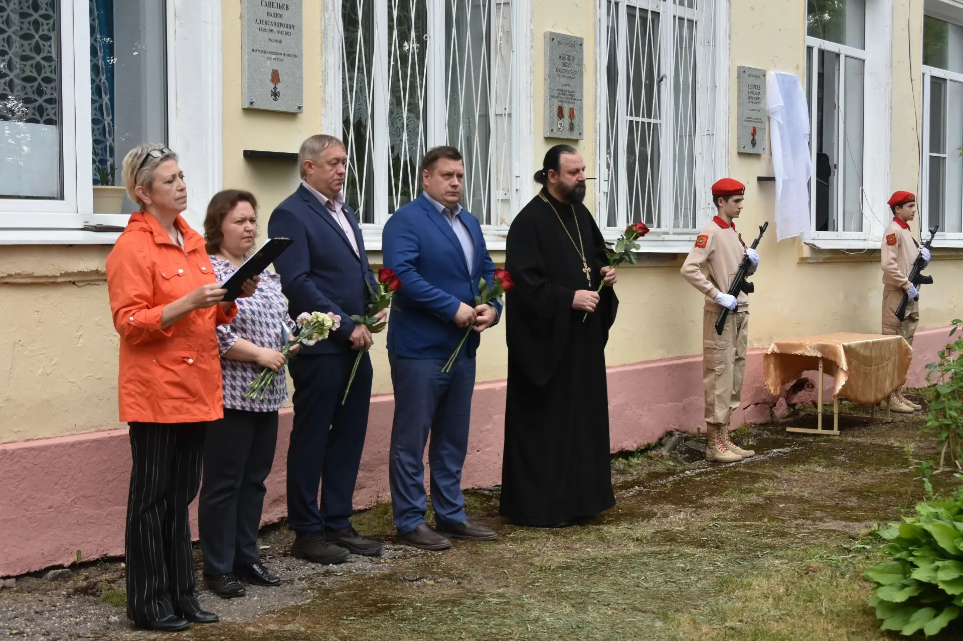 Сегодня в МБОУ СОШ  №3 состоялся митинг, посвященный открытию мемориальной доски выпуск...