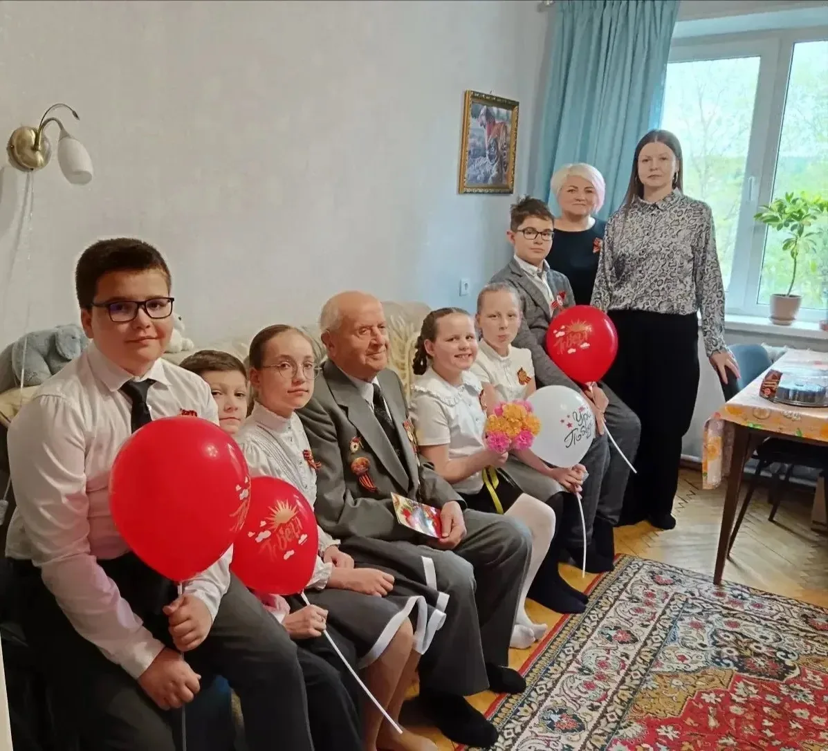 🎗️В День Победы ученики 4 «А» и 4 «Г» классов навестили труженика тыла Мурашова Петра Ивановича.  🎖️