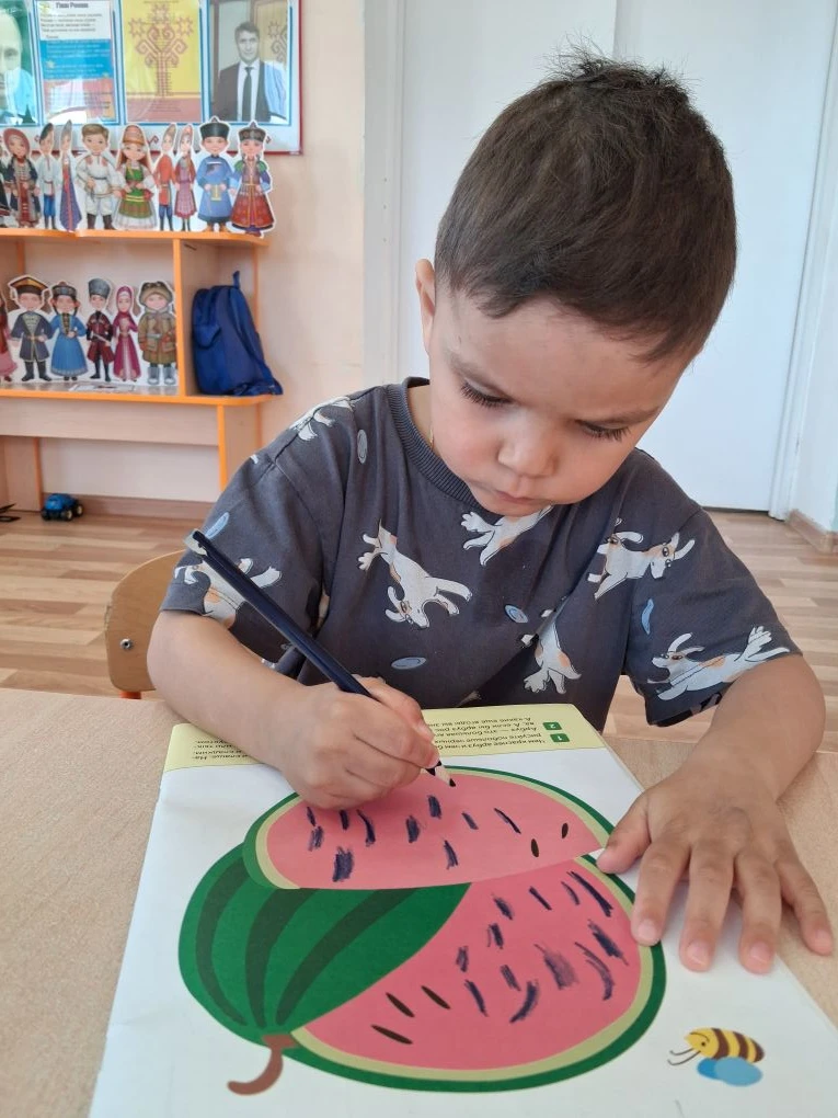 🍉 Что делает арбуз ещё вкуснее и слаще? Конечно, семена — особенно если их дорисовать ...