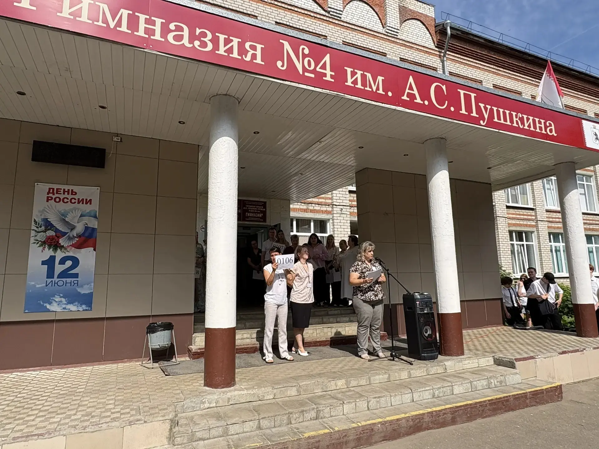 Сегодняшний день для выпускников нашего города выдался по-настоящему жарким! С самого утра на ППЭ №1