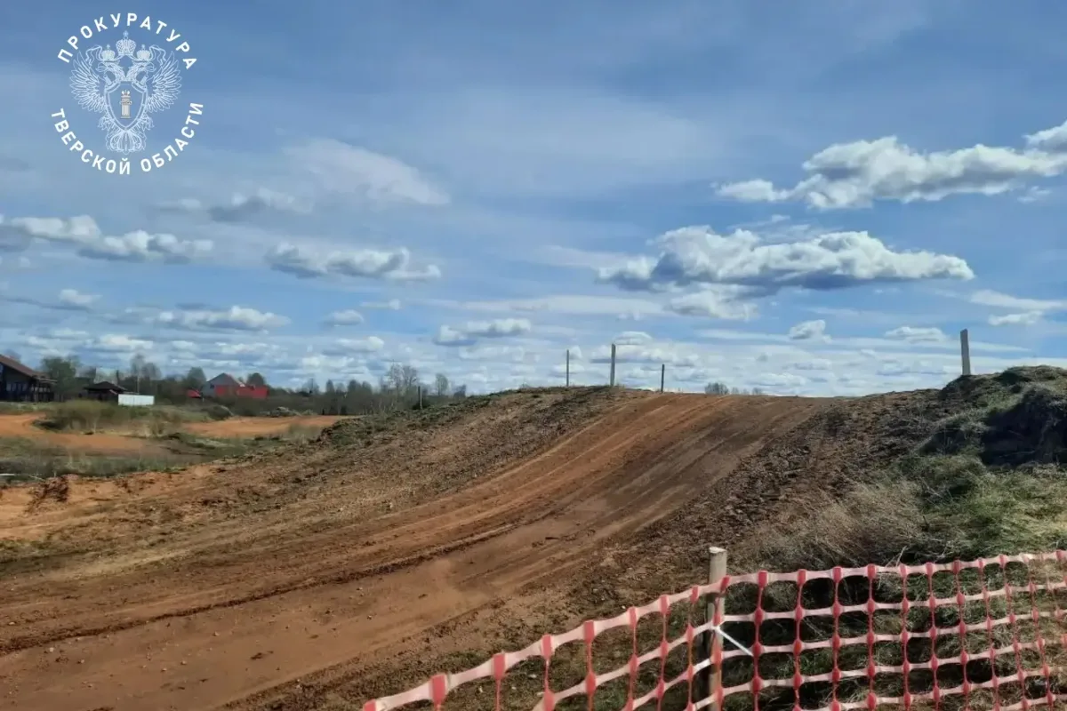 🚑Мотокросс пошёл под откос...  В Кувшиново днём 2 мая на соревнованиях по мотокроссу получили травмы