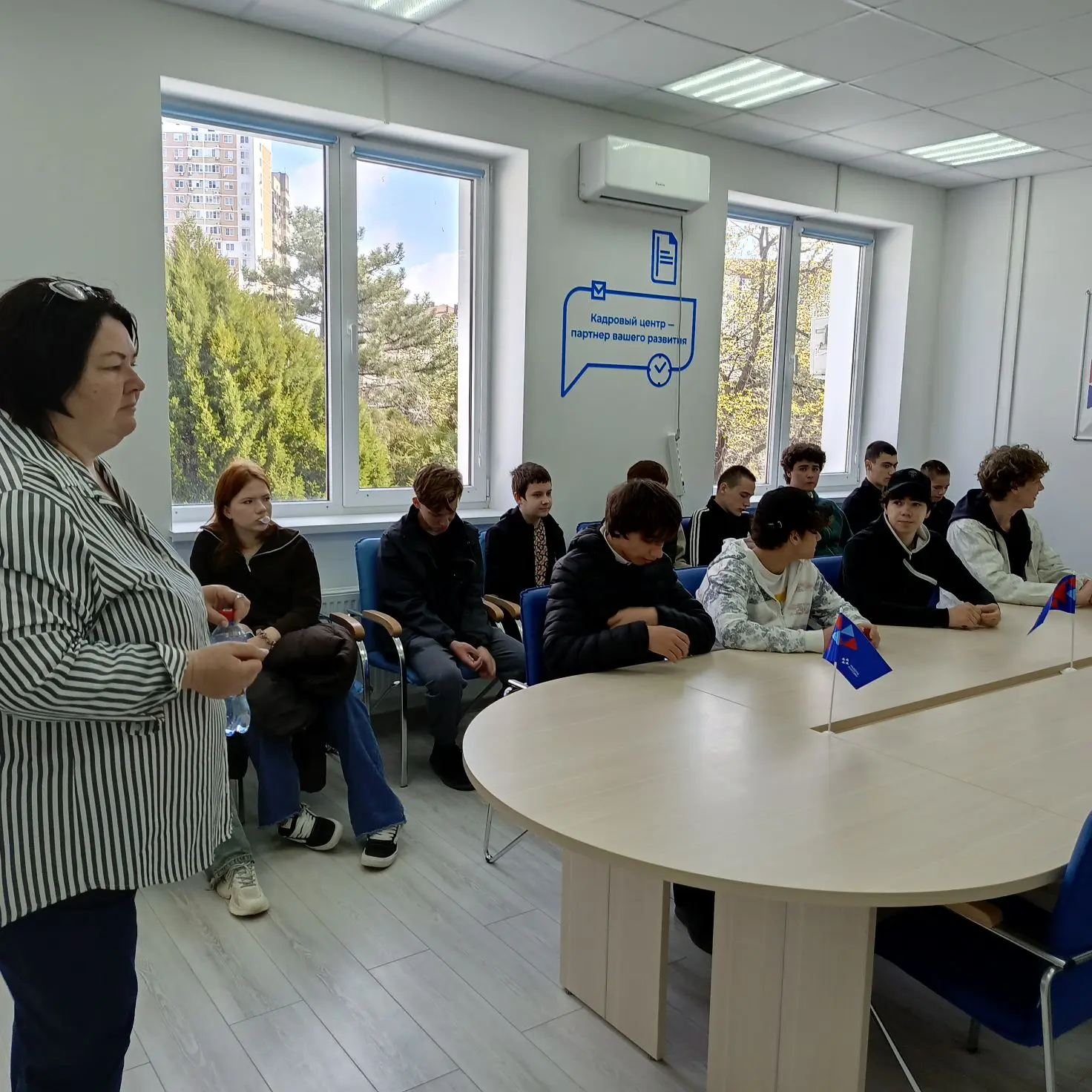 15.04.26 г. 9 Д класс, в рамках профориентации, посетил службу занятости г. Анапы. На встрече присут