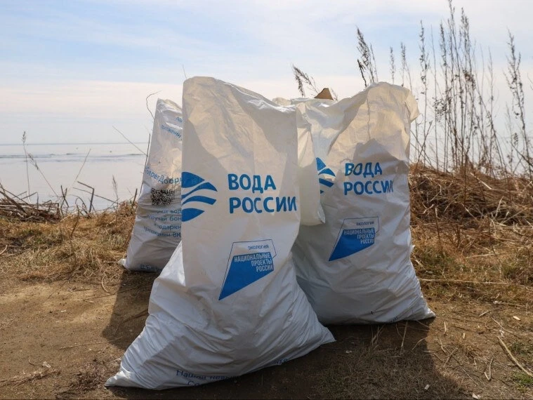 🌊 Ученики второй школы и активисты "Золотых ручек" очистили  побережье на улице Свердлова!   Меропри
