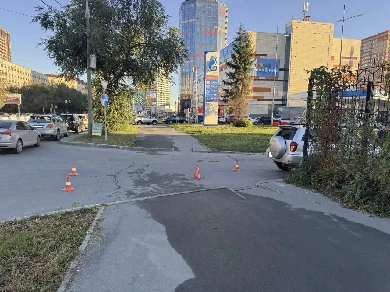 В Кировском районе сбили женщину с ребёнком на электросамокате