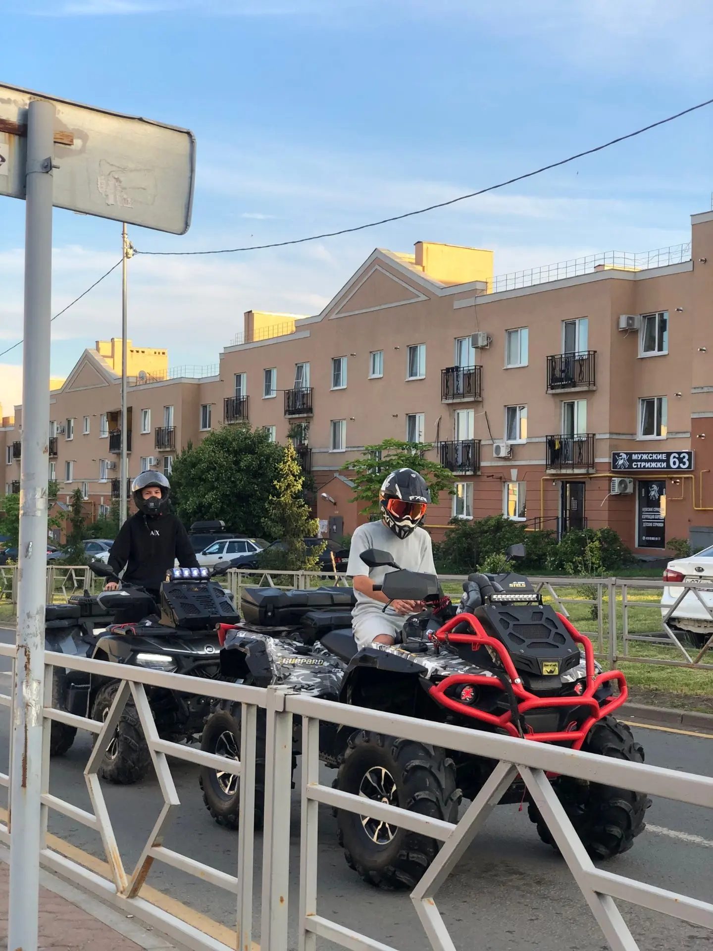 Подскажите, куда можно пожаловаться? 
достали эти пукалки 🥲
За рулем детишки чьи-то(