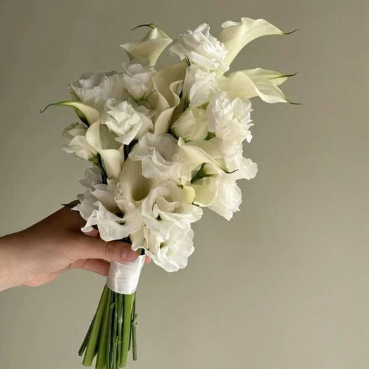 💐 Букет невесты — не просто цветы. Это часть вашей истории любви, запечатлённая в лепе...