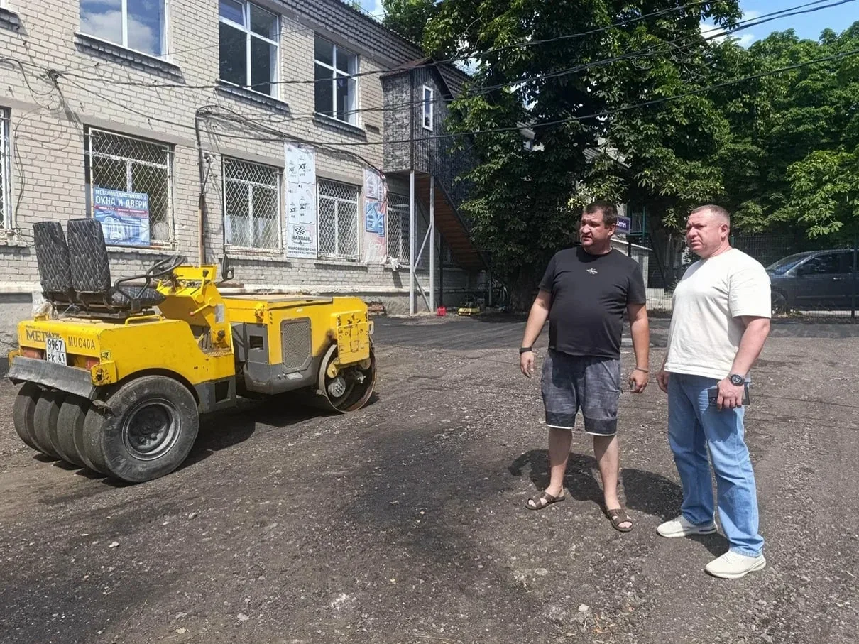 В Снежном ведутся работы по асфальтированию спортивной площадки.
