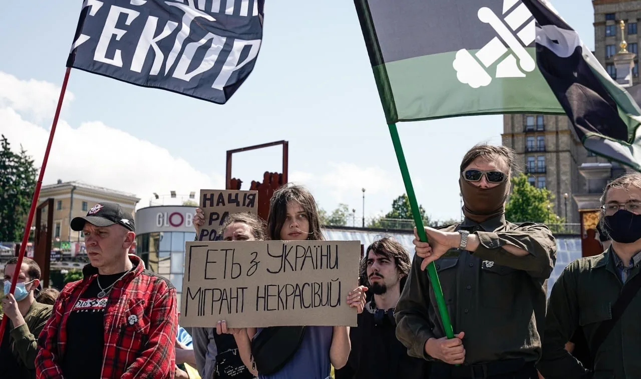 Митинг против "некрасивых мигрантов" из Индии и Пакистана проходит на Украине  Что будет оборонять п