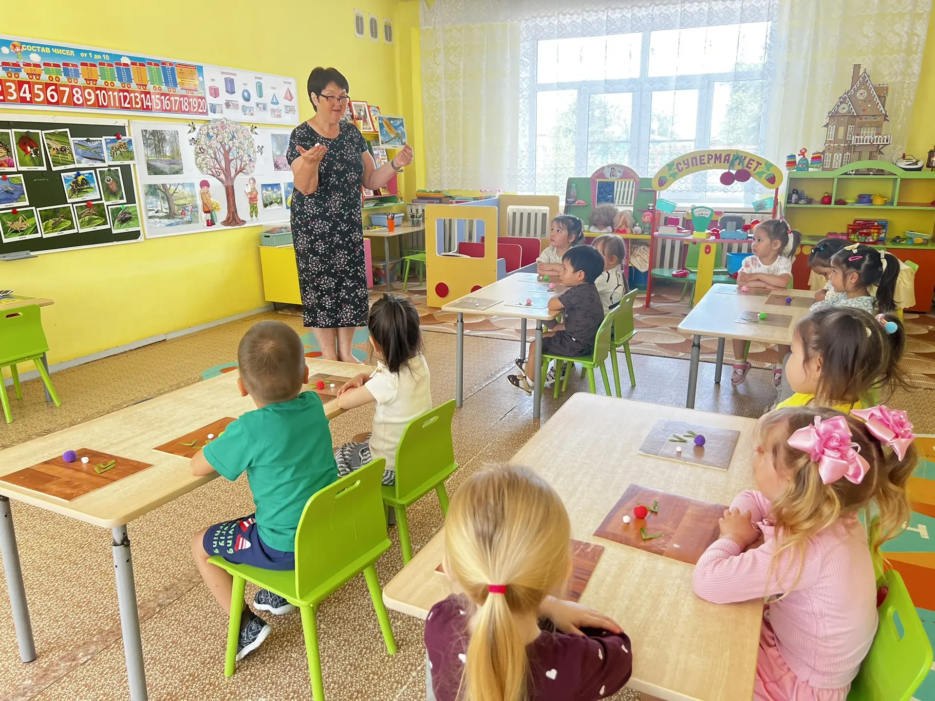 Сегодня в группе «Ягодка» прошло занятие по лепке на тему «Стрекоза»