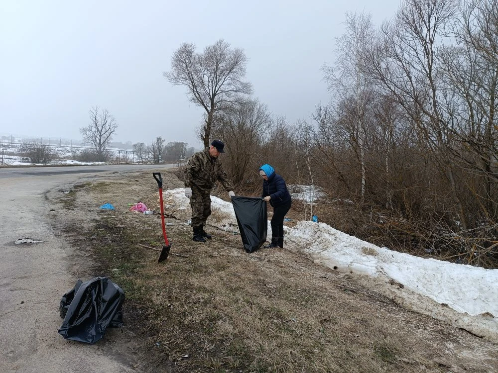 В рамках месячника по благоустройству работники администрации провели санитарную пятницу.