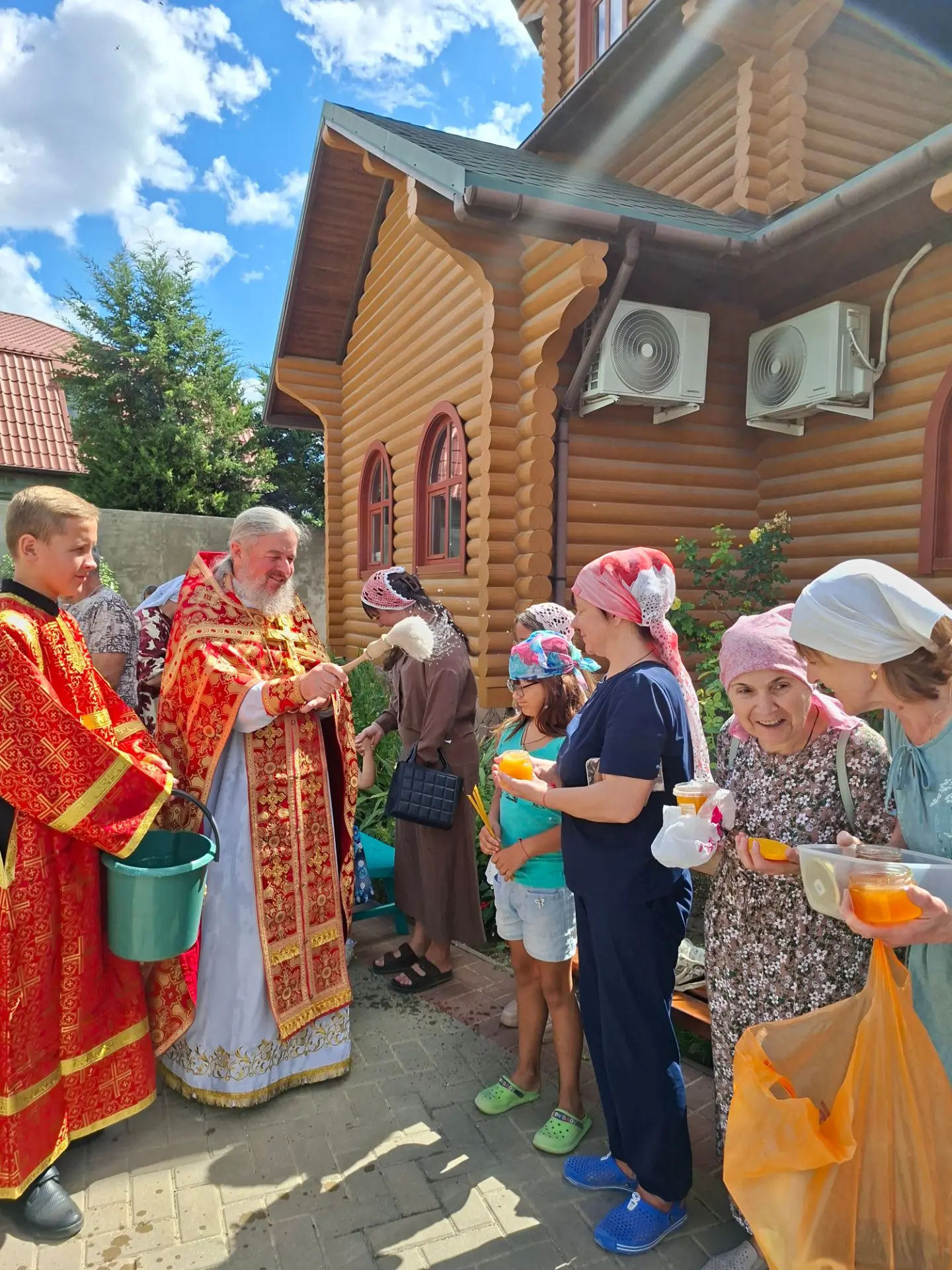 Всегда очень приятно фотографировать лица прихожан в момент освящения земных плодов. Ка...