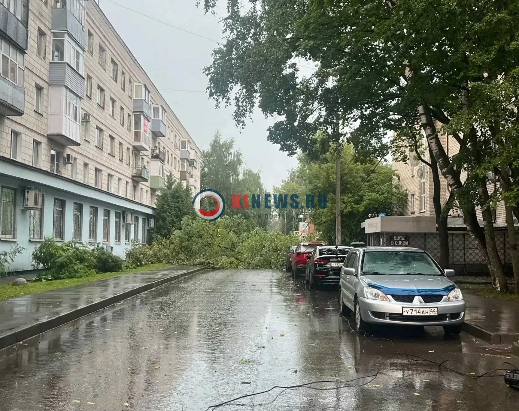‼ Кострому накрыл ураган: на Осыпной деревья рухнули на провода 

Кажется, погода окончательно решил