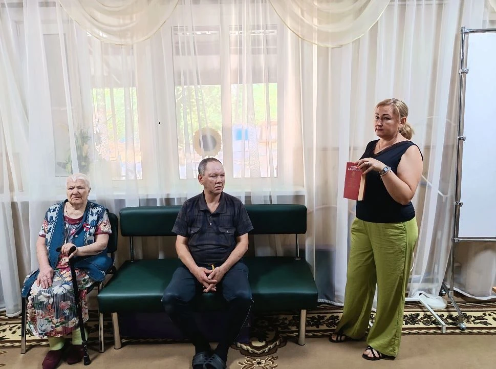 Центральная библиотека провела беседу «А.В. Калинин – человек и писатель» для жителей с...