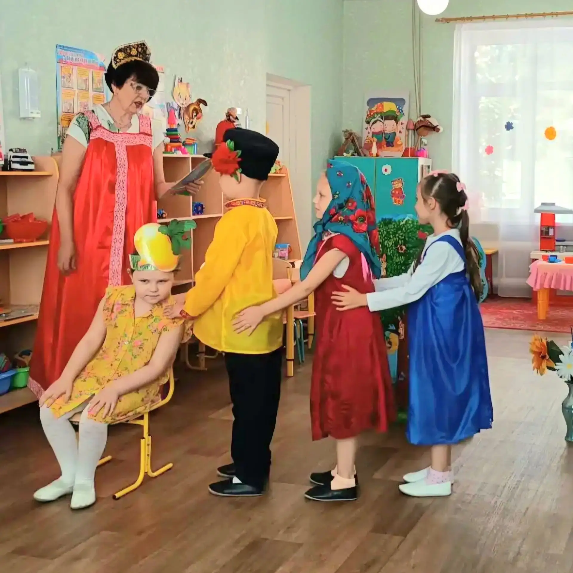 «В гостях у сказки»  ✨  
Дети любят сказки не только слушать и читать, но и «показывать» их, сочинят