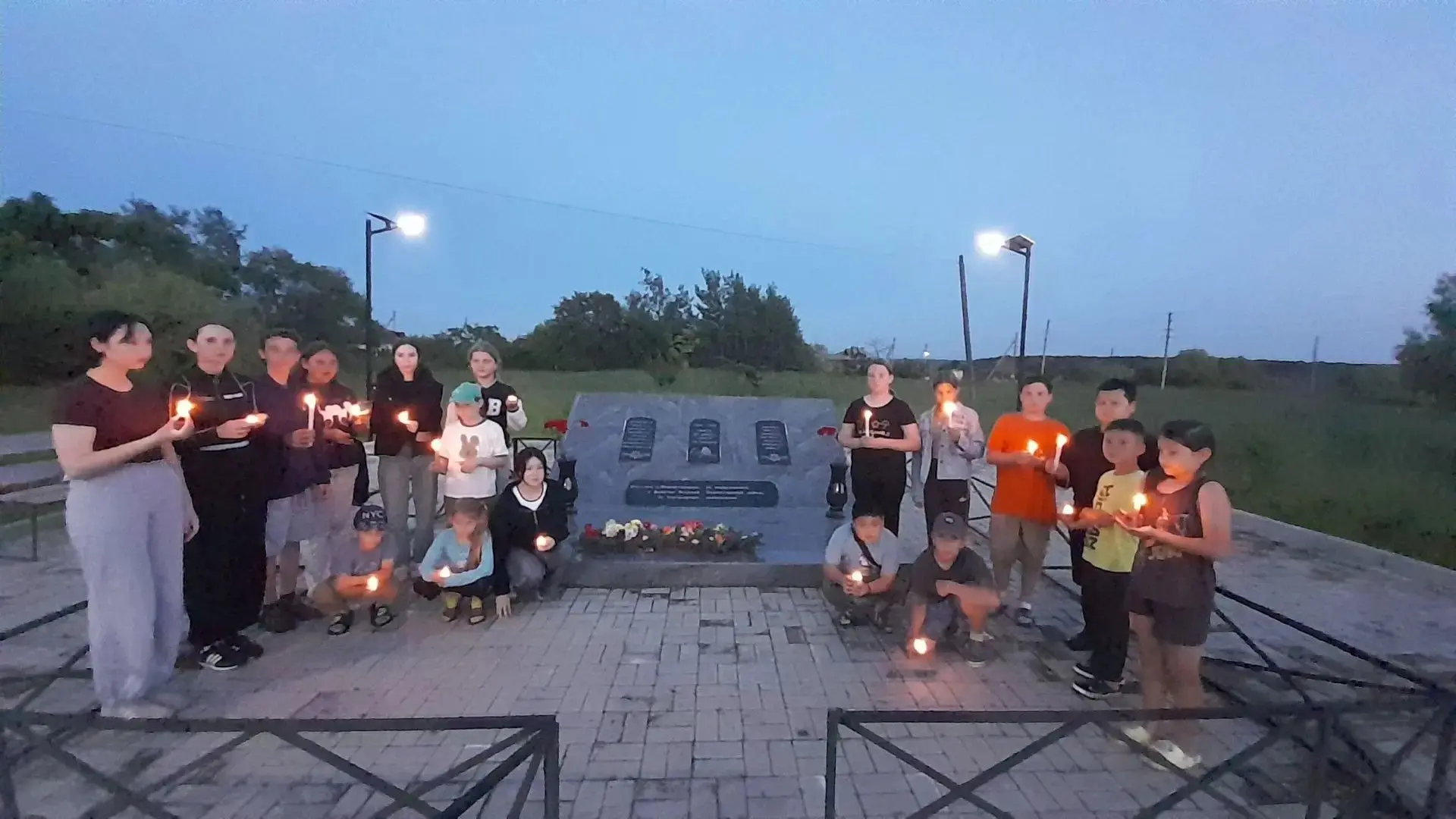 «Свеча памяти»: воспитанники пришкольного  лагеря почтили подвиг героев.