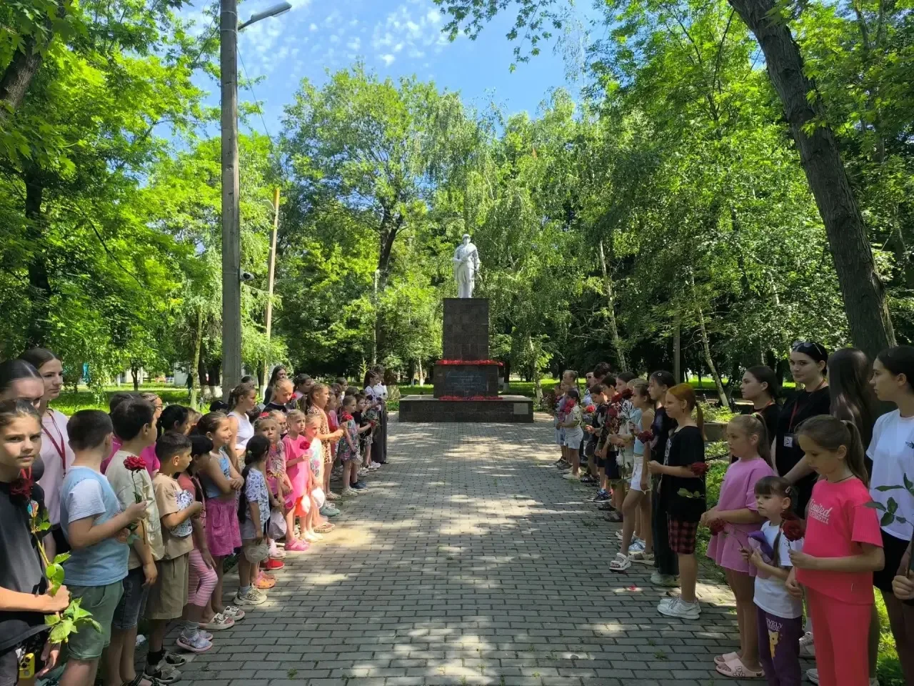 🕊️Акция «Цветы у обелисков» в 85-й школе.

В преддверии 2️⃣2️⃣ июня мы говорим «спасибо» ветеранам 