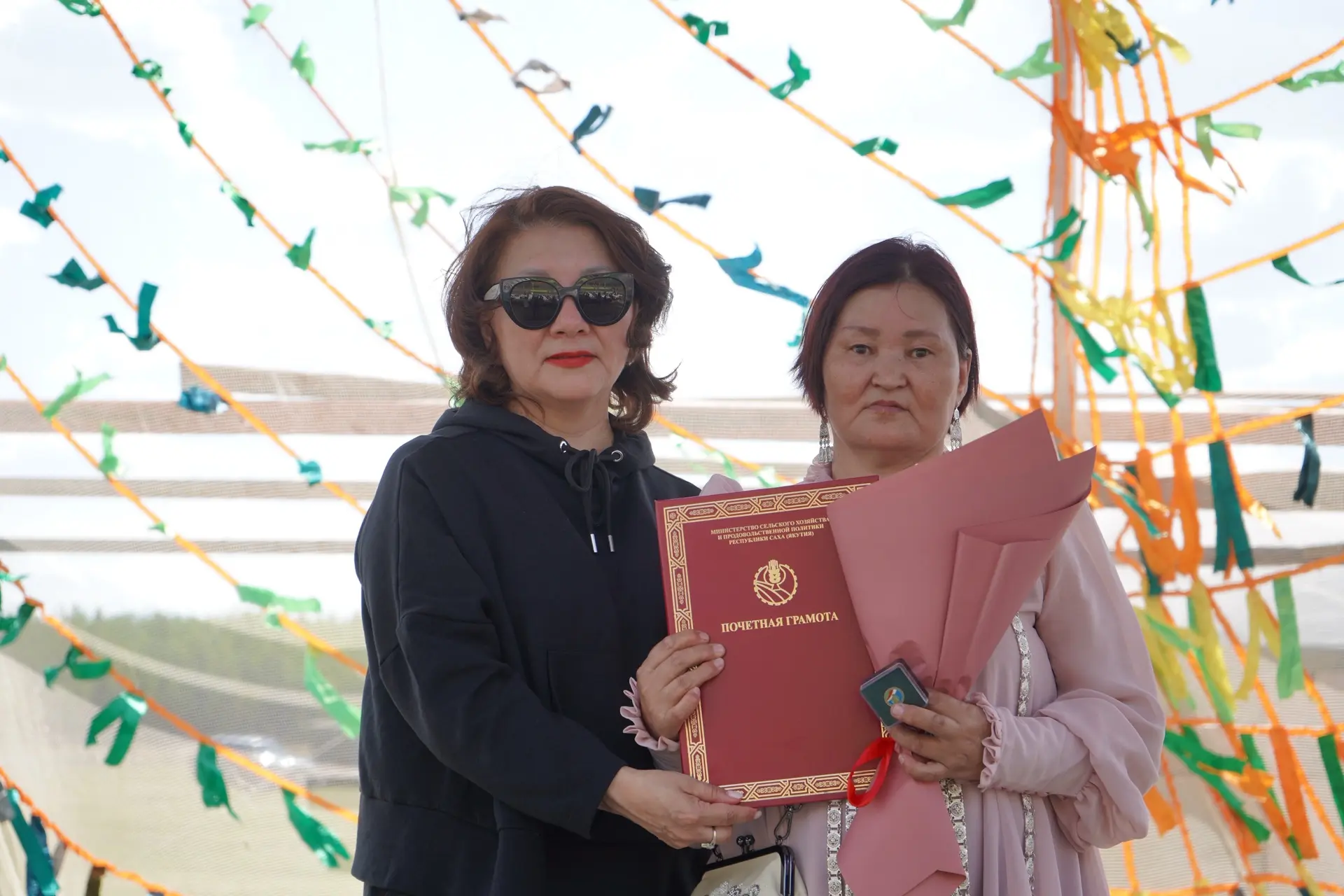САЙЫЛЫК КҮНҮН БЭЛИЭТЭЭТИБИТ  Бүгүн күөххэ үктэнэр бэлиэ күммүтүн - Сайылык күнүн бэрт сэргэхтик Хара