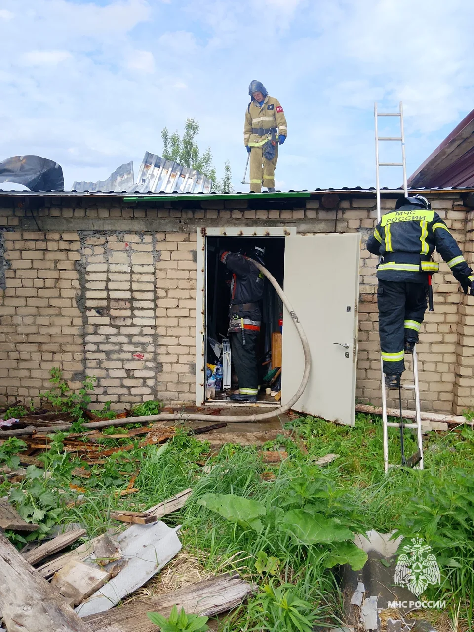 🔴 В Орловском округе пожарные потушили гаражи  За прошедшие сутки орловские пожарно-спасательные под