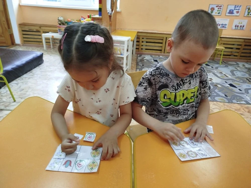 Это Фанур и Афина - они играют в игру "Подбери пару!" Какие молодцы! Ведь игра требует ...