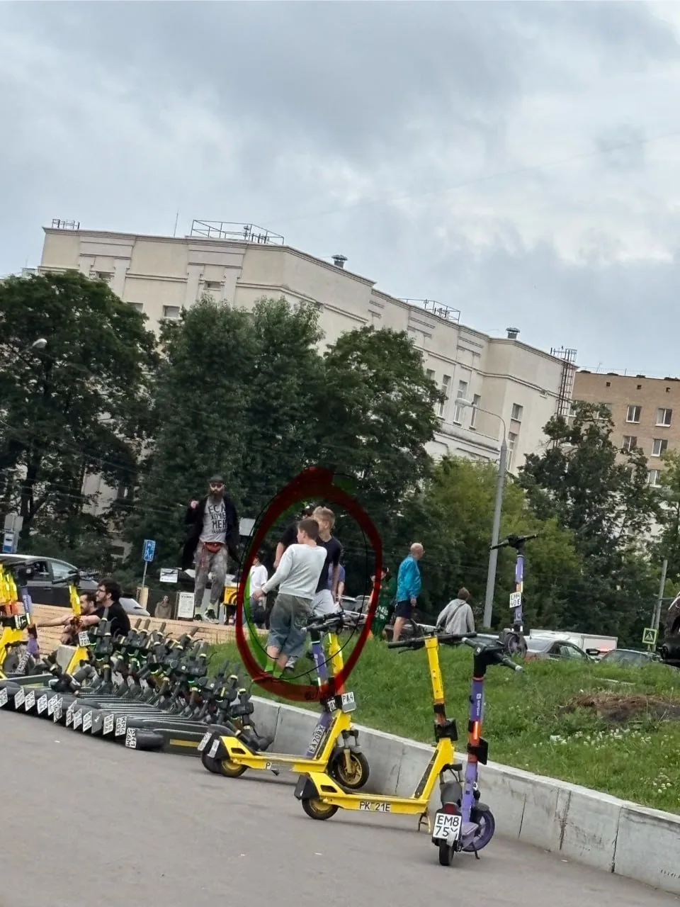 👎 Возле "Байкала" подростки опрокинули все самокаты и ругались матом.