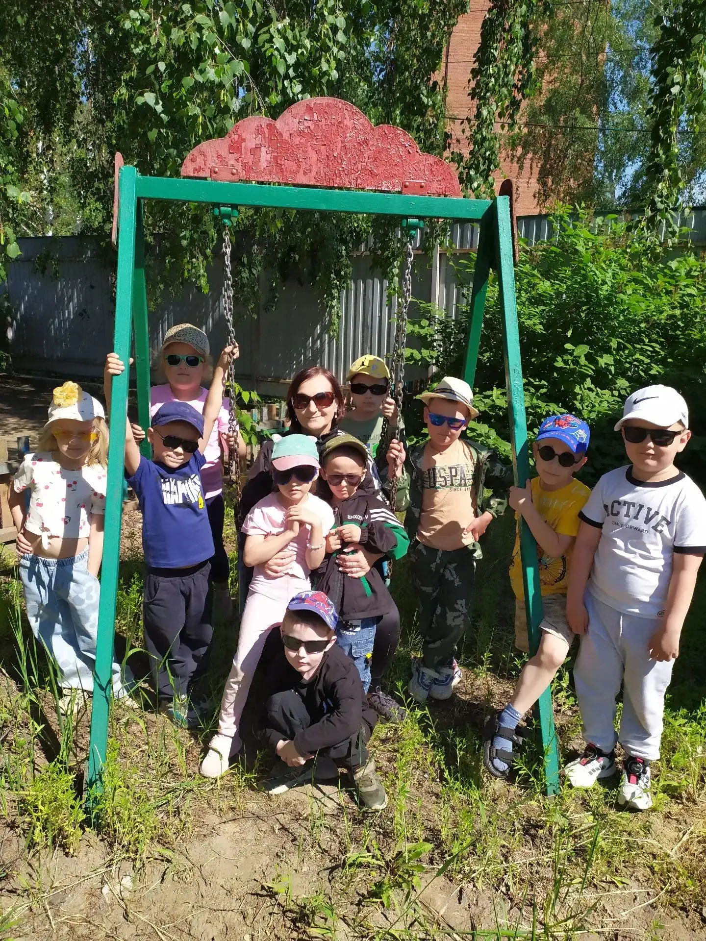 ☀️ А вы знаете, кто, когда и зачем изобрёл солнечные очки? Наши ребята узнали о них много интересног