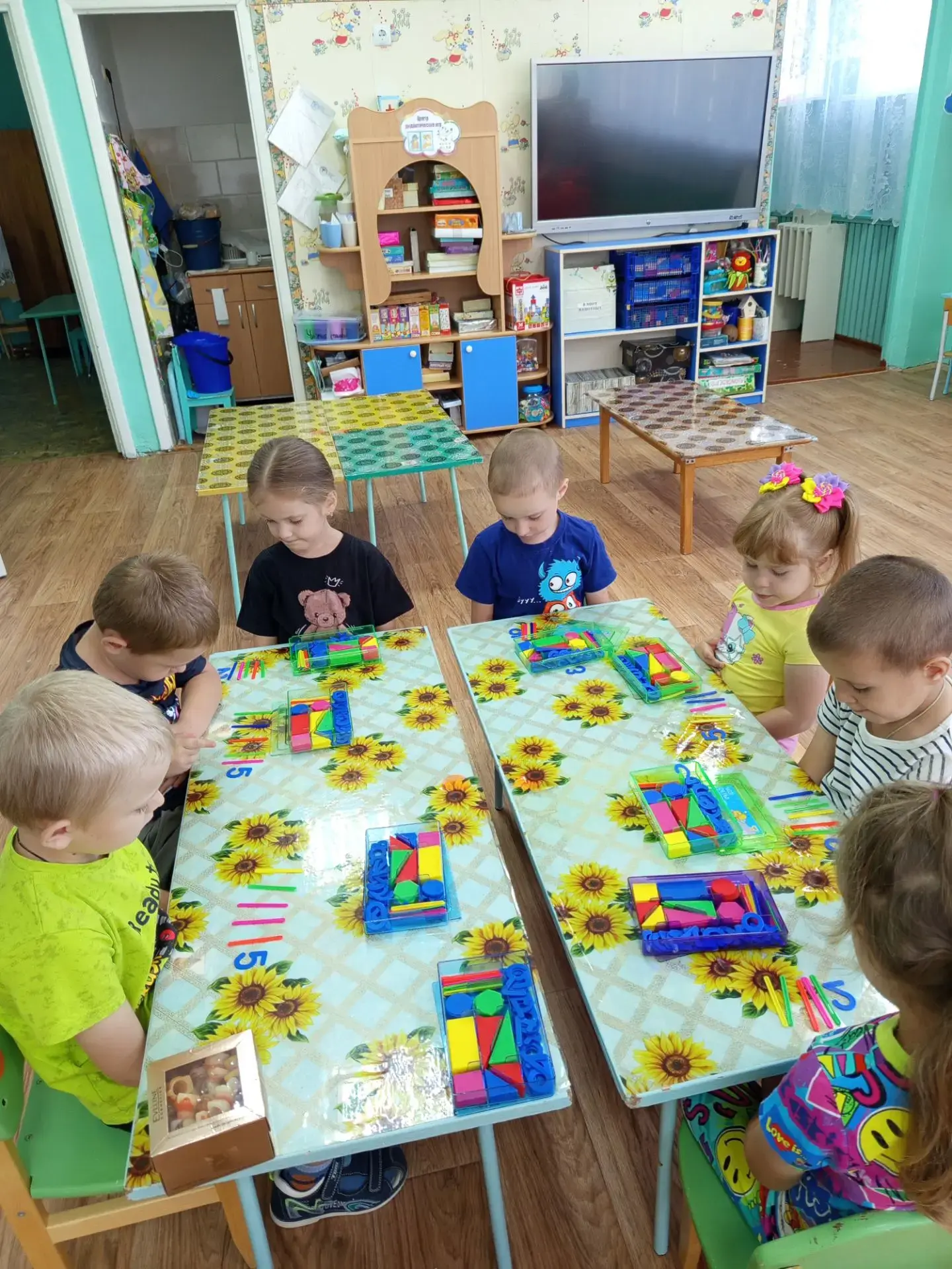 Математика- это язык- помощник, который описывает весь мир вокруг нас через числа, форм...