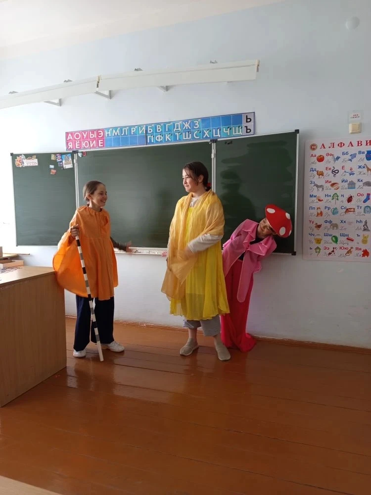 Җәйге лагеребызның 2 нче көне «Алдынгылар хәрәкәте»нең әйдаманнары белән очрашу, бергә ...